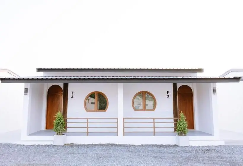 Superior Kolmen Hengen Huone, Peeranon Resort