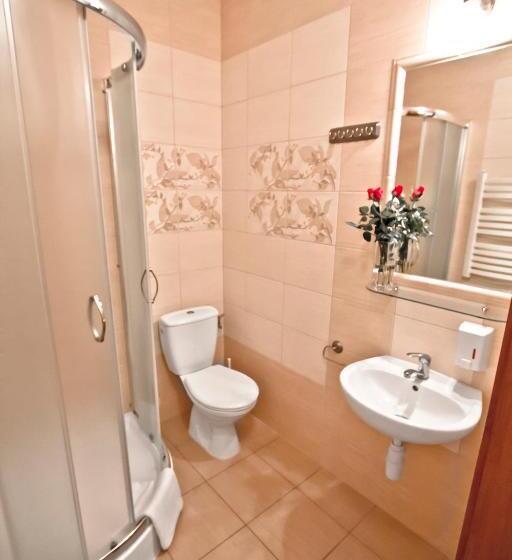 חדר סטנדרט לשלושה, Ostoja