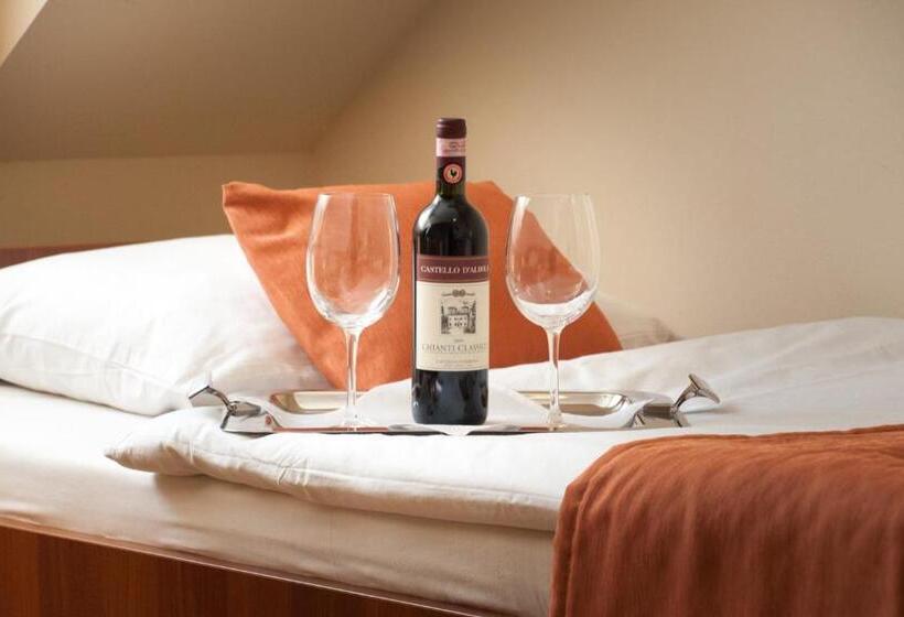 חדר סטנדרט לשלושה, Ostoja