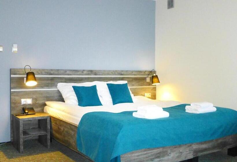 اتاق استاندارد سه تخته با بالکن, Giżycko