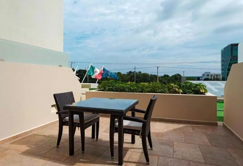 キングサイズベッド、シティビューデラックスルーム, Four Points By Sheraton Cancun Centro