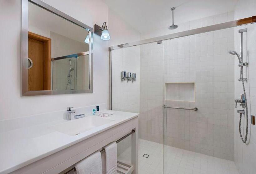 带城市景观和大床的豪华房间, Four Points By Sheraton Cancun Centro