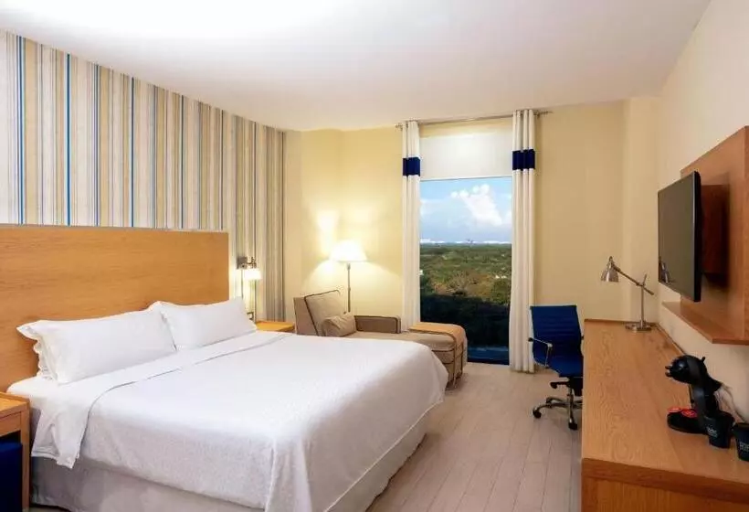 キングサイズベッド、シティビューデラックスルーム, Four Points By Sheraton Cancun Centro