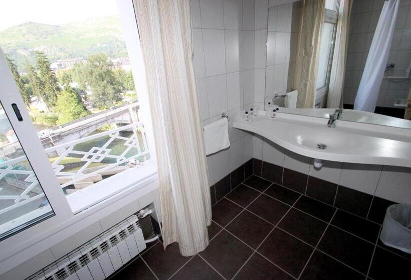 חדר סטנדרט לשלושה, Hôtel La Source
