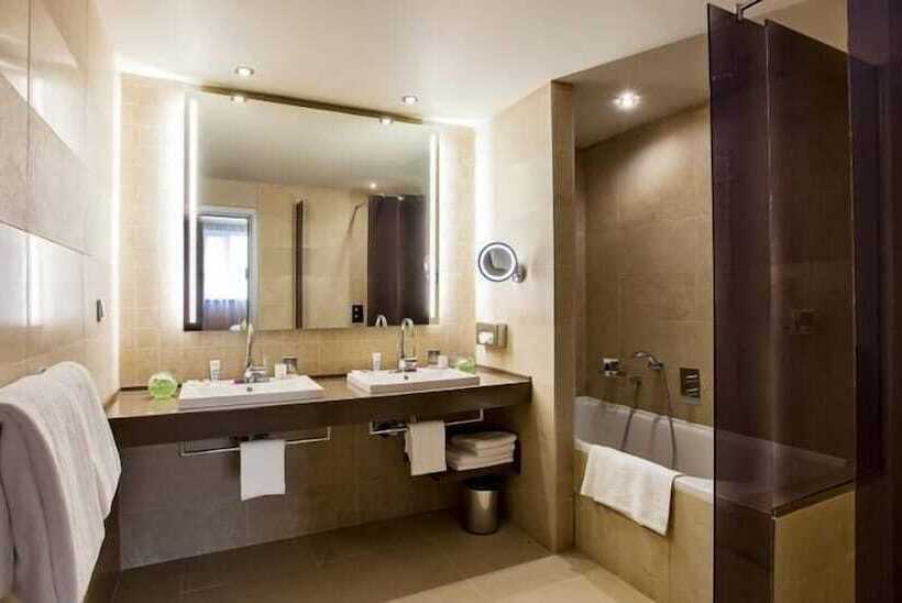 جناح جونيور, Mercure Tyumen Center