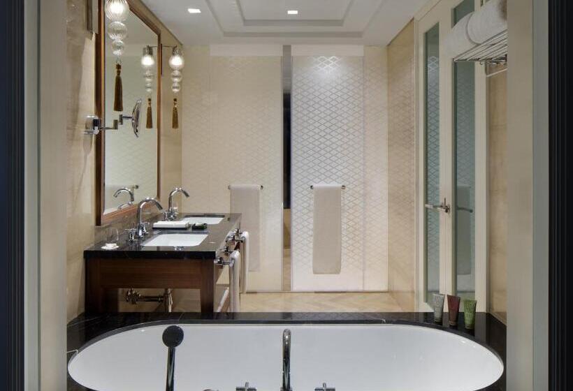 带观景和大床的豪华房间, Taj Dubai