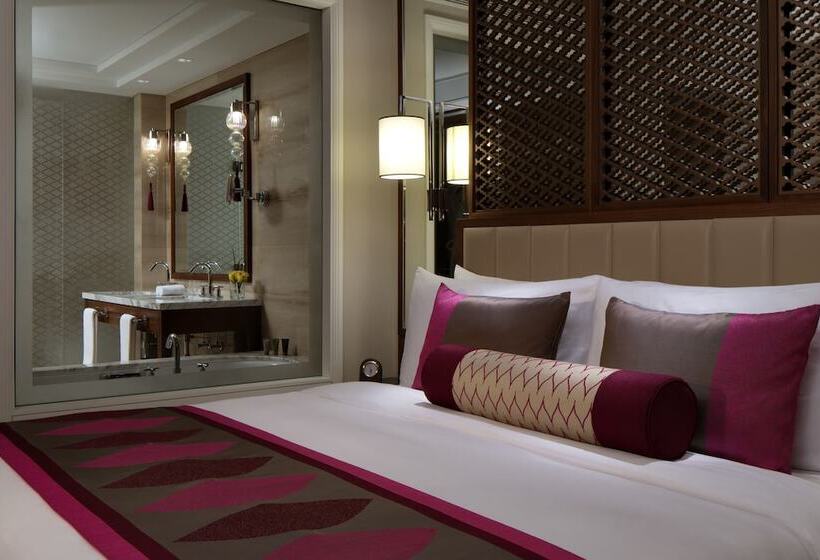 带城市景观和大床的豪华房间, Taj Dubai