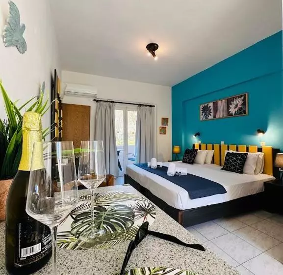 اتاق لوکس با چشم‌انداز باغ, Marina Studios
