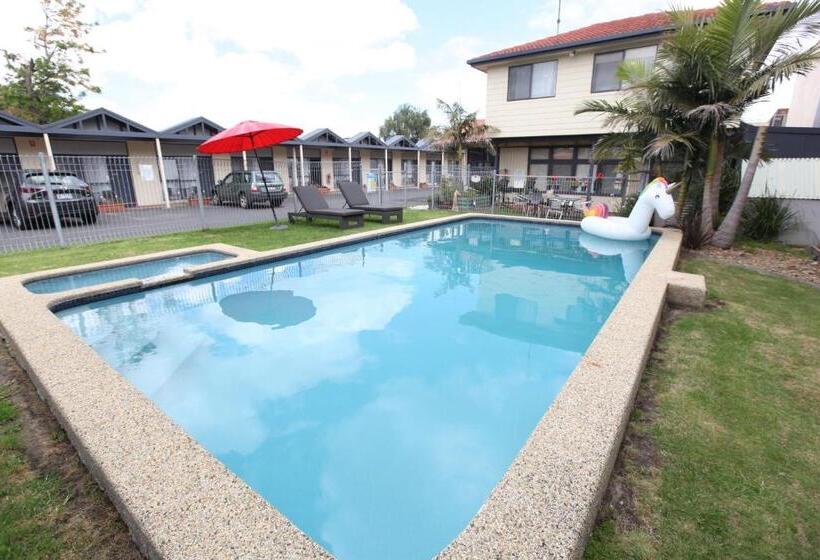 سوییت, Mornington Motel