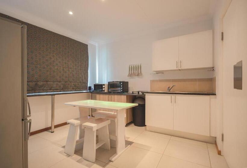 스탠다드 스튜디오, President Lodge