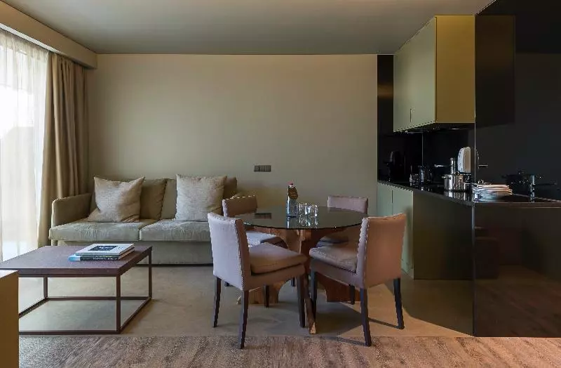 سوییت, Saccharum Resort