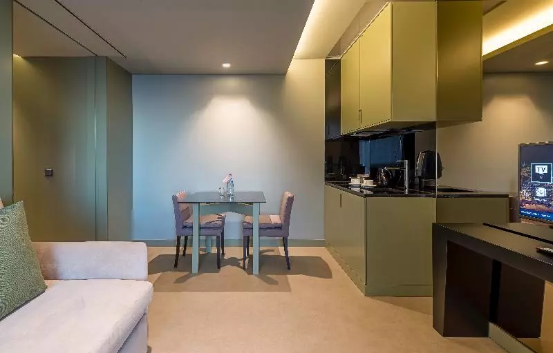 سوییت با چشم‌انداز جانبی دریا, Saccharum Resort