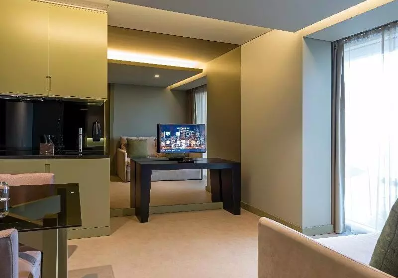 سوییت با چشم‌انداز جانبی دریا, Saccharum Resort