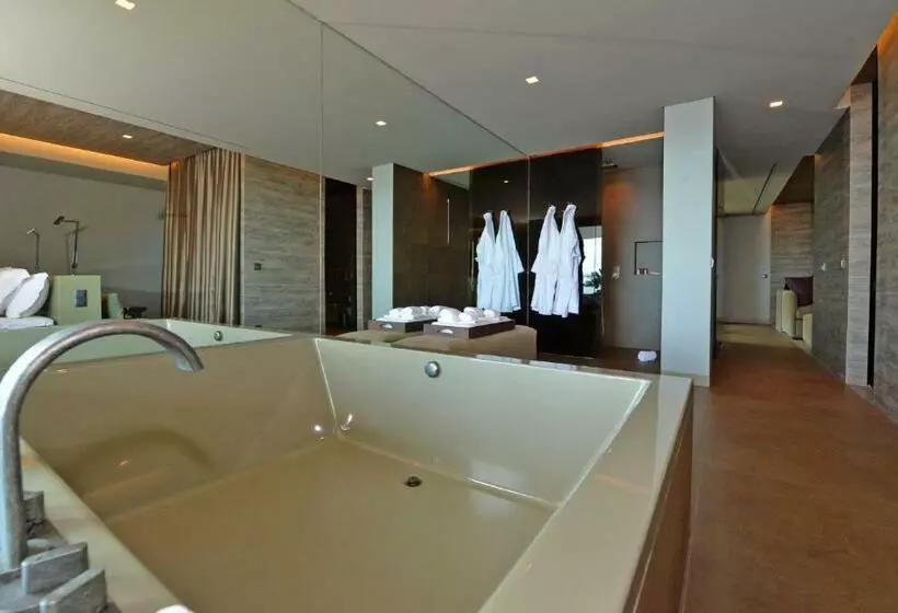 سوییت سوپریور با چشم‌انداز دریا, Saccharum Resort
