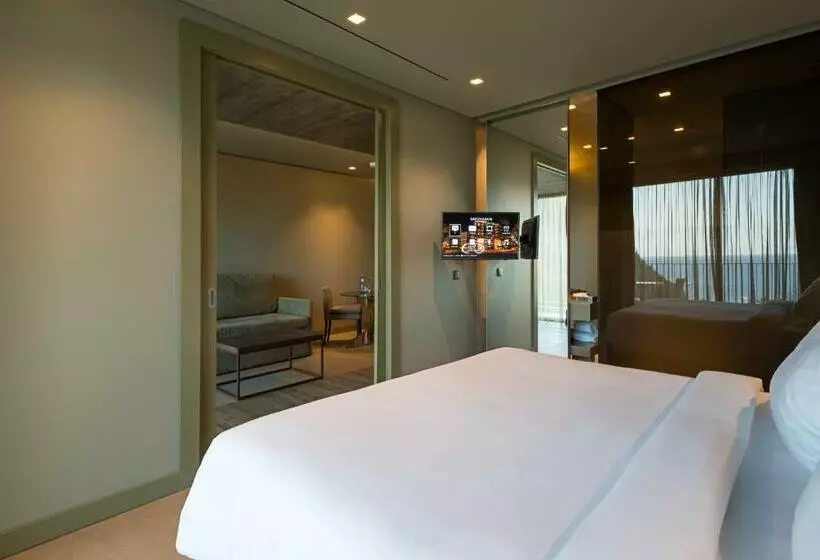 سوییت با چشم‌انداز جانبی دریا, Saccharum Resort