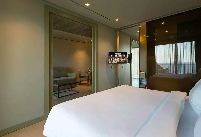 سوییت با چشم‌انداز جانبی دریا, Saccharum Resort