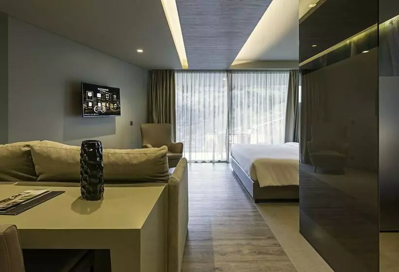 سوییت با چشم‌انداز جانبی دریا, Saccharum Resort