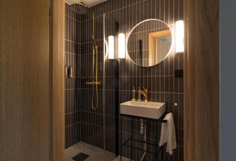 Номер Superior, Nasby Slott