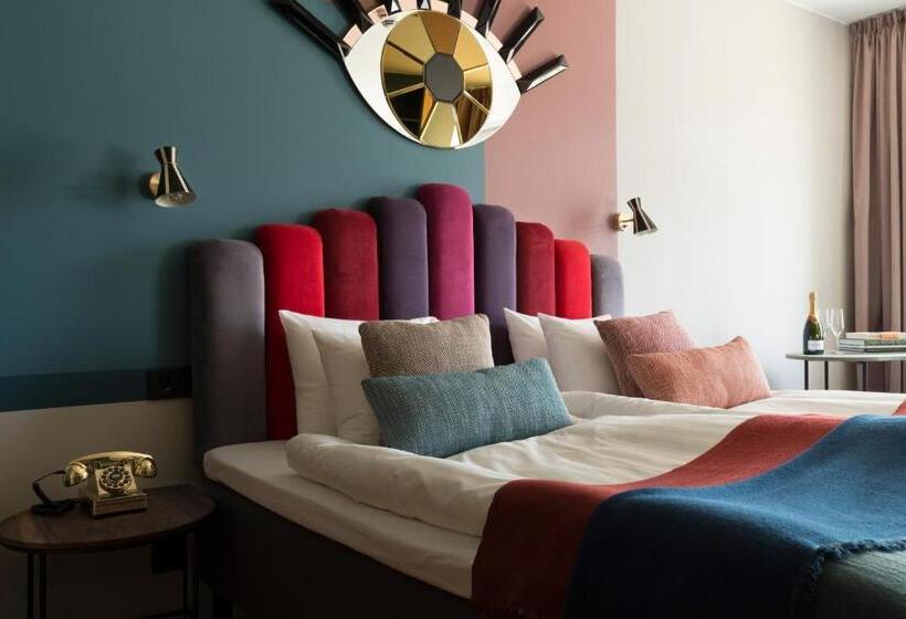 Полулюкс, Nasby Slott