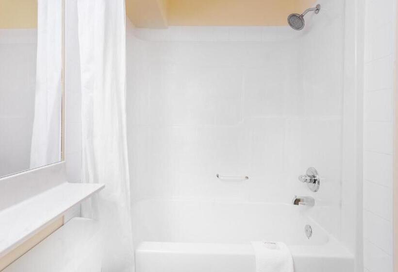 غرفة قياسية سرير كينج, Ramada By Wyndham Hinton