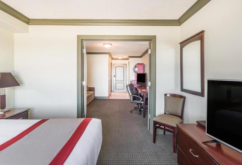 جناح, Ramada By Wyndham Hinton