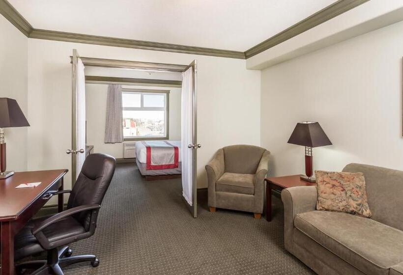 جناح, Ramada By Wyndham Hinton