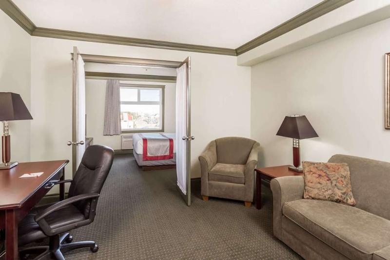 جناح, Ramada By Wyndham Hinton