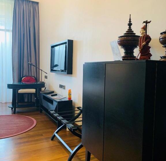 اتاق لوکس با تخت بزرگ, The Lake Garden Nay Pyi Taw Mgallery Collection