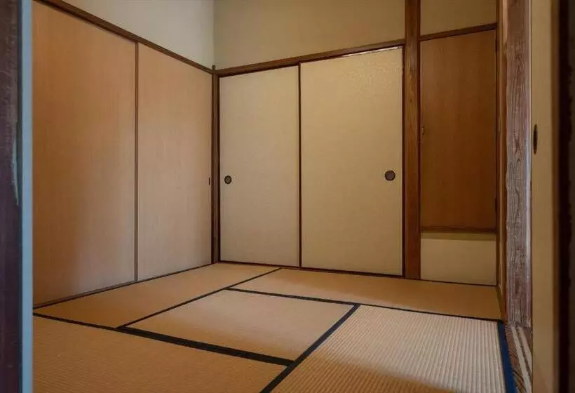 Standard Neljän Hengen Huone, Jinya Ryokan