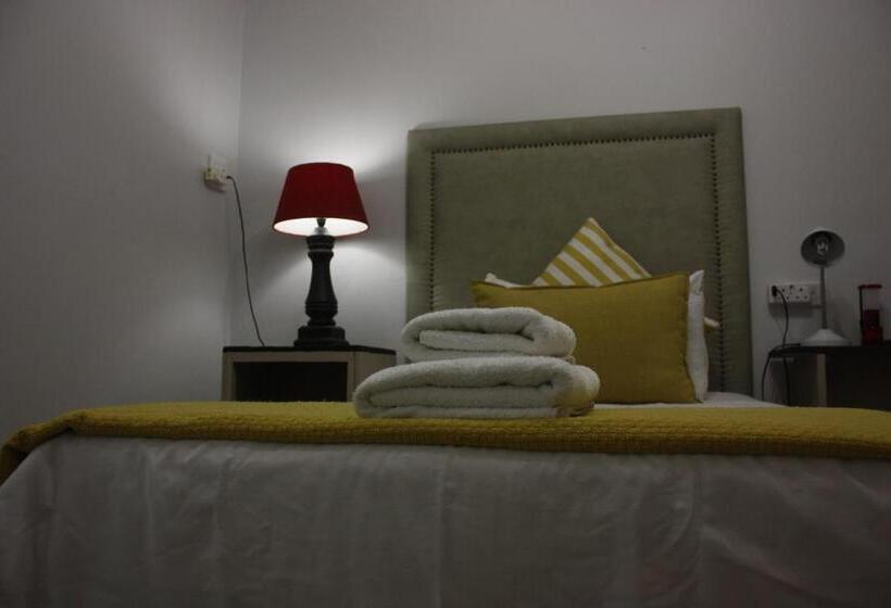 اتاق استاندارد یک نفره, Bush Pillow Guest House