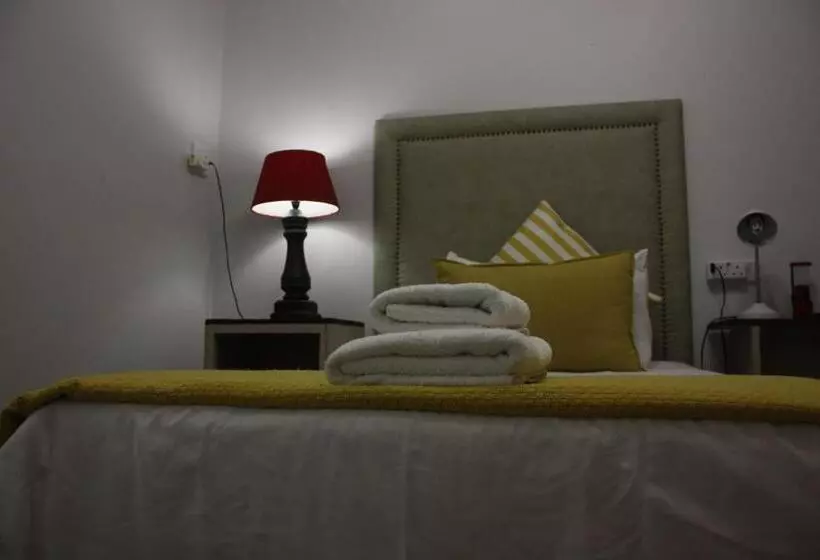 اتاق استاندارد یک نفره, Bush Pillow Guest House