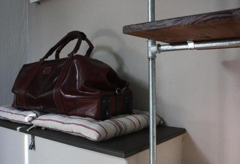 اتاق استاندارد یک نفره, Bush Pillow Guest House