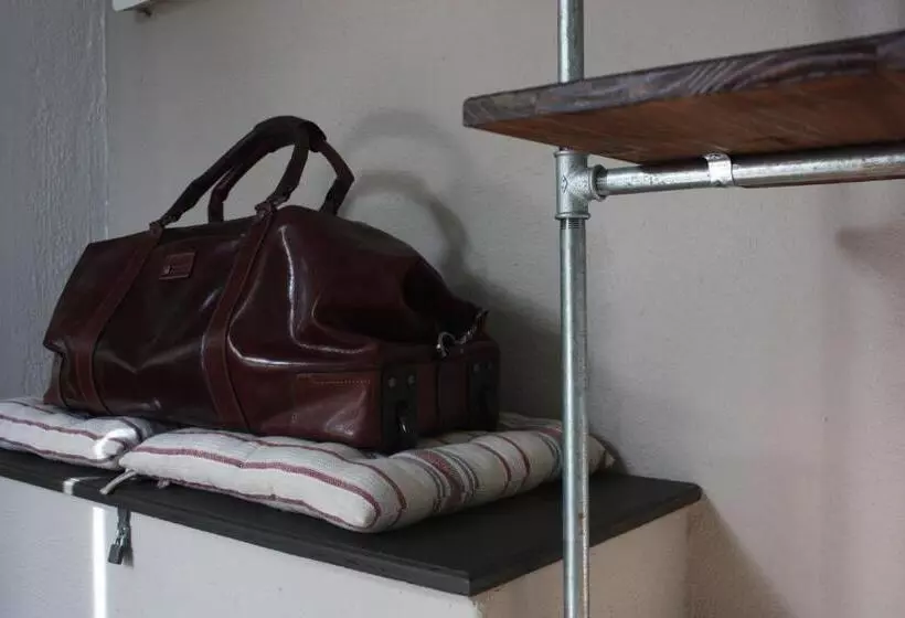 اتاق استاندارد یک نفره, Bush Pillow Guest House