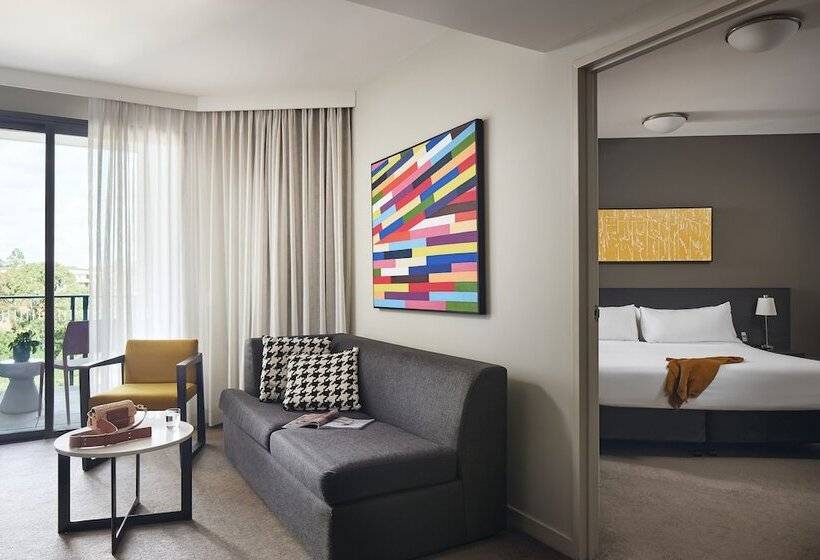 شقة غرفة واحدة, Punthill Norwest