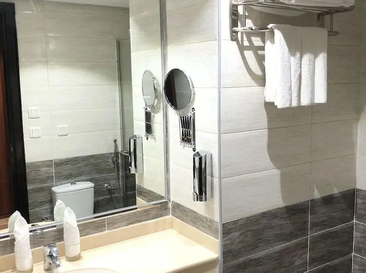 Standard Kolmen Hengen Huone, Zaha Al Madina