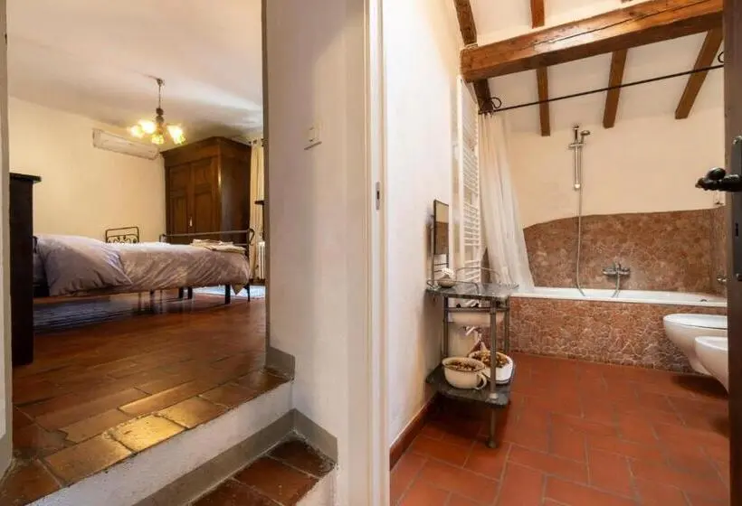プールの見えるスタンダードトリプルルーム, B&b Podere Calvanella