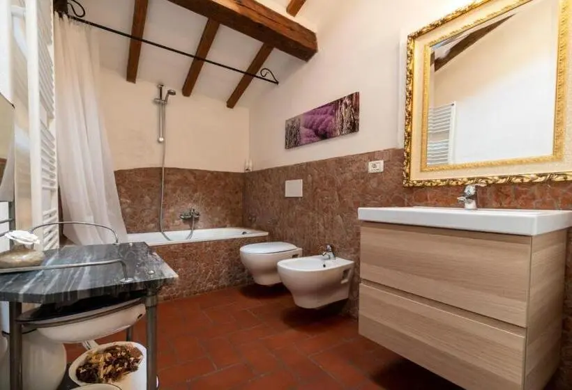 プールの見えるスタンダードトリプルルーム, B&b Podere Calvanella