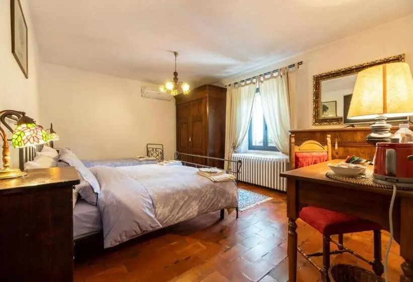 プールの見えるスタンダードトリプルルーム, B&b Podere Calvanella