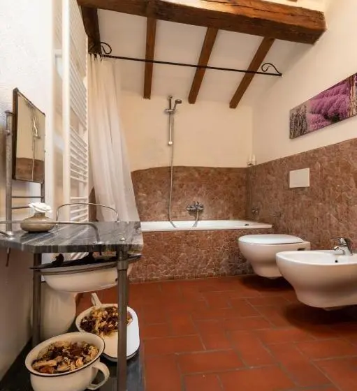 プールの見えるスタンダードトリプルルーム, B&b Podere Calvanella