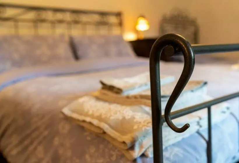 プールの見えるスタンダードトリプルルーム, B&b Podere Calvanella