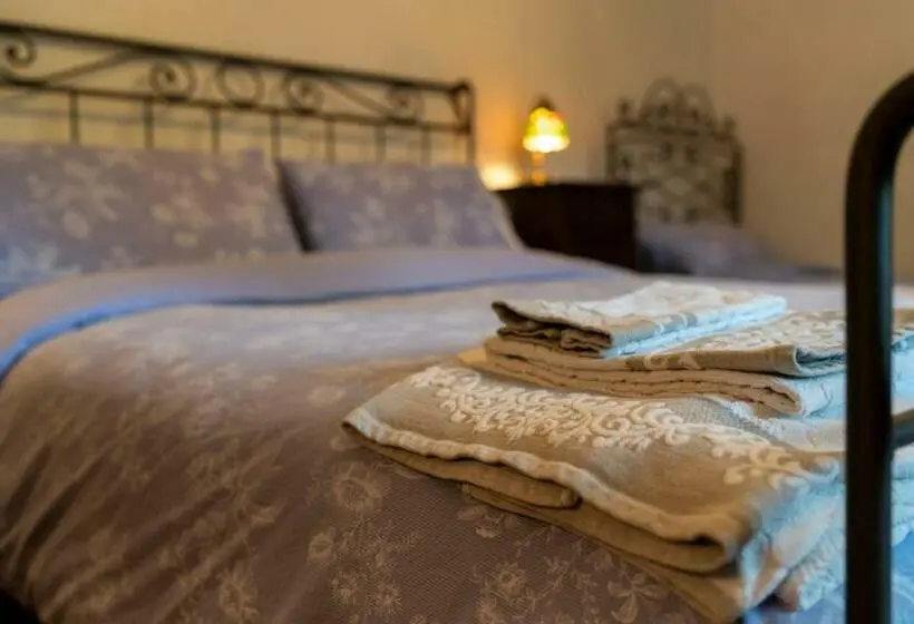 プールの見えるスタンダードトリプルルーム, B&b Podere Calvanella