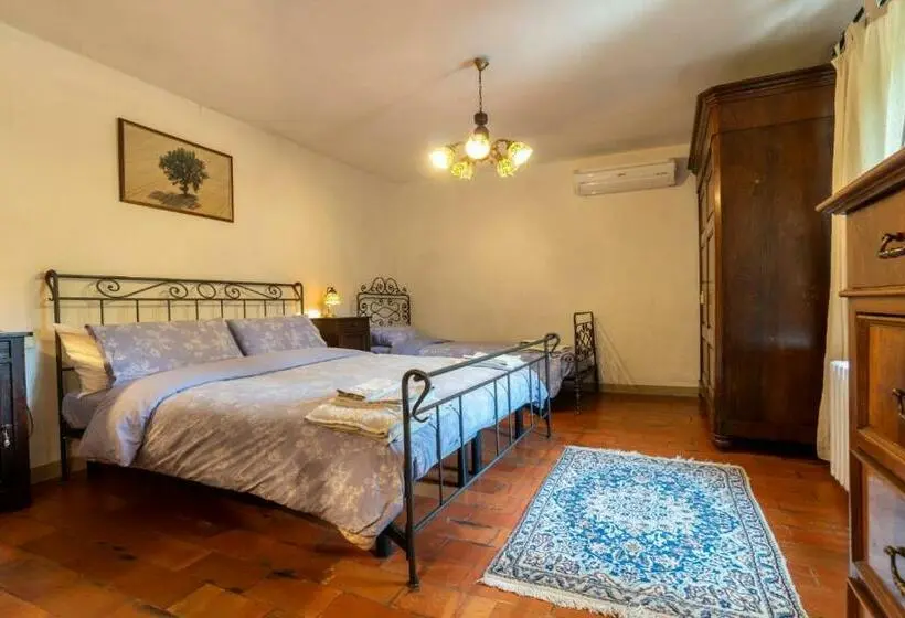 プールの見えるスタンダードトリプルルーム, B&b Podere Calvanella