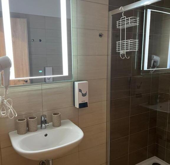 标准三人间, Penzion Moto