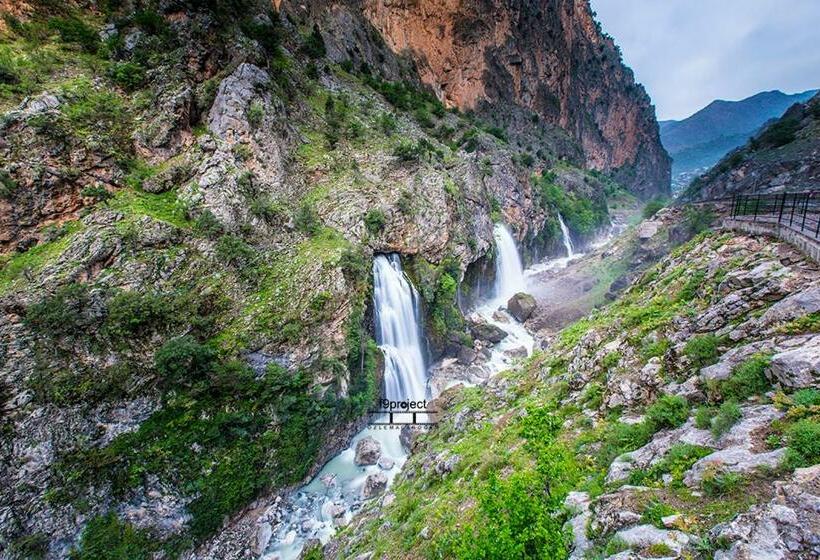 بنجلو قياسى مطلّ علي الحديقة, Kapuzbaşı şelalesi Baştürk Dinlenme Tesisleri