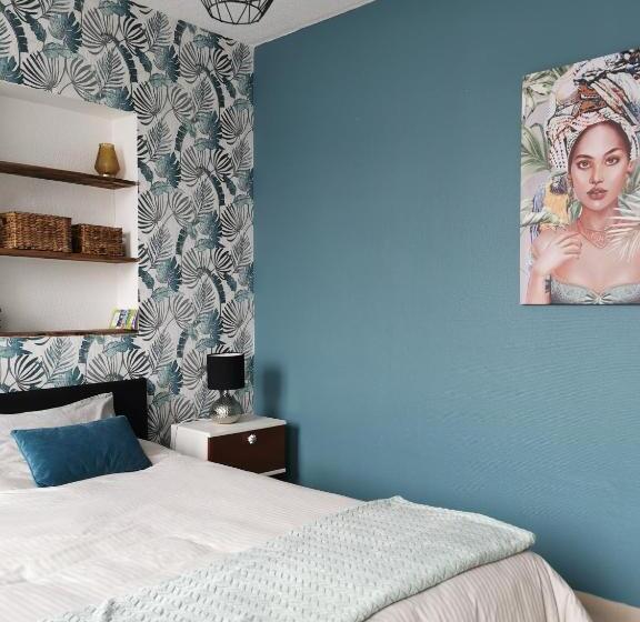 スタンダードルーム, La Coticia