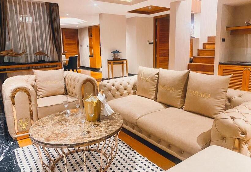 家庭间, Yotaka Khanom