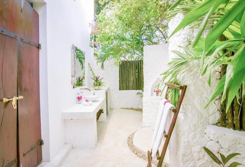 بانگلوی استاندارد, Indigo Beach Zanzibar
