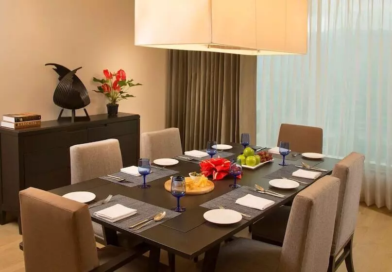 スイート, Radisson Blu Hotel Guwahati