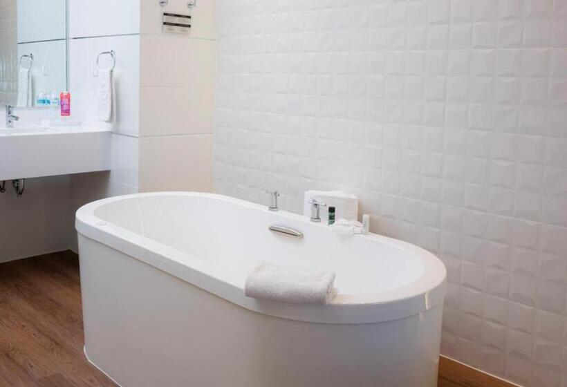 Люкс Кровать Кинг, Ramada Encore By Wyndham Queretaro