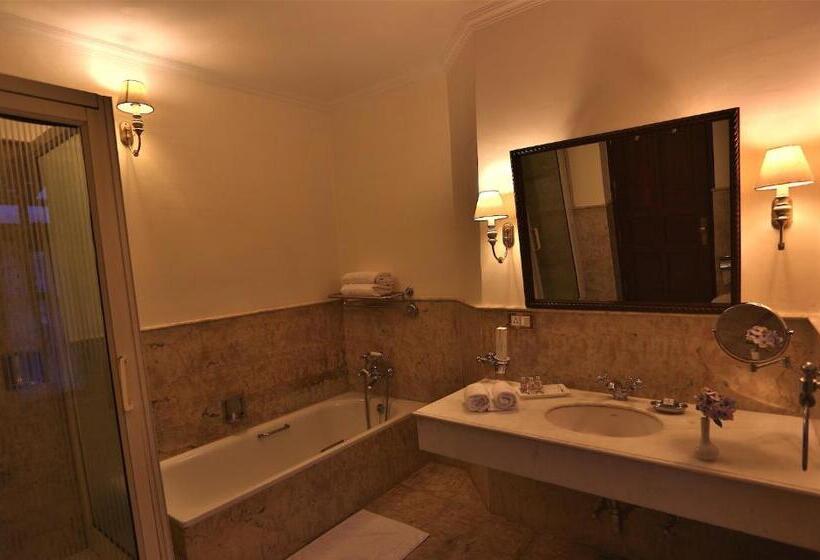 اتاق خانوادگی, The Himalayan